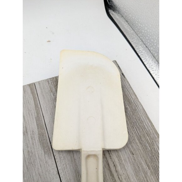 Rubbermaid 1905 Scoop Scraper White Spatula 13 1/2" Long - Picture 2 of 9